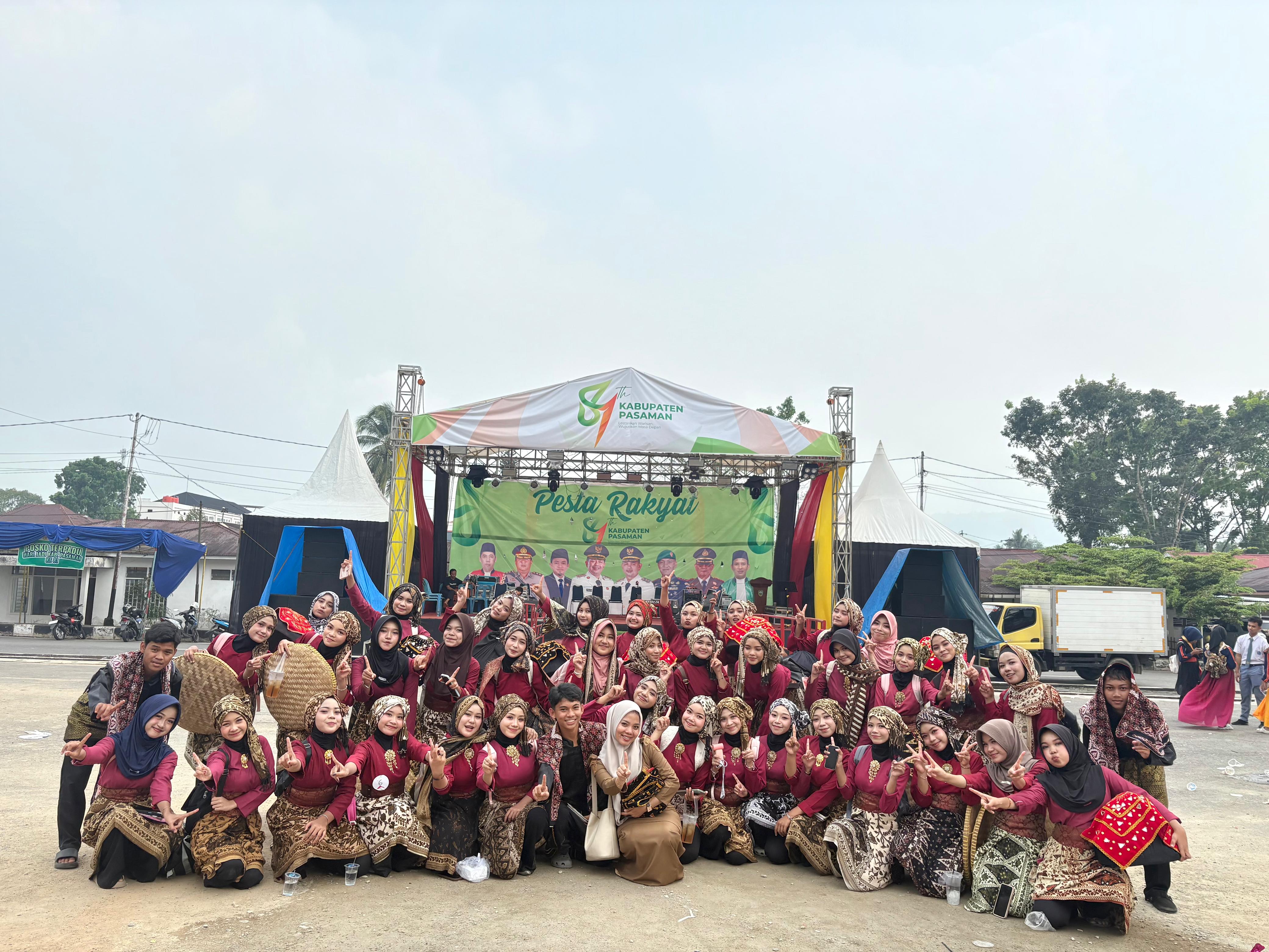 Tampil Memukau, Tim Tari SMAN 1 Padang Gelugur Sabet Juara 1 Lomba Tari Kolosal Hari Jadi Kabupaten Pasaman ke-81